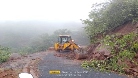 फुकेरी हनुमंतगड रस्त्यावर कोसळलेल्या दरडी हटविल्या
