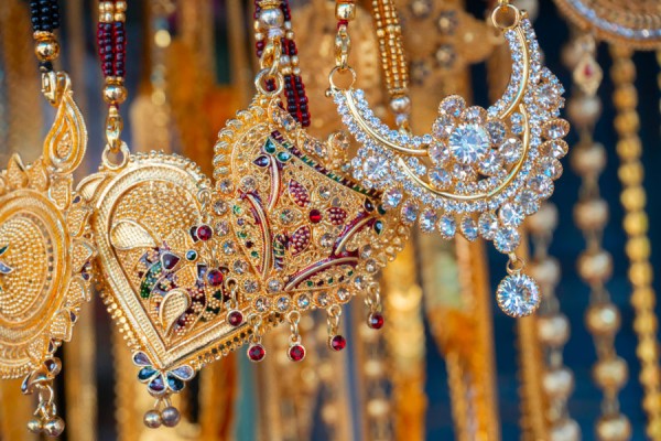 चालू आर्थिक वर्षात रत्ने, दागिन्यांची निर्यात घटण्याची शक्यता