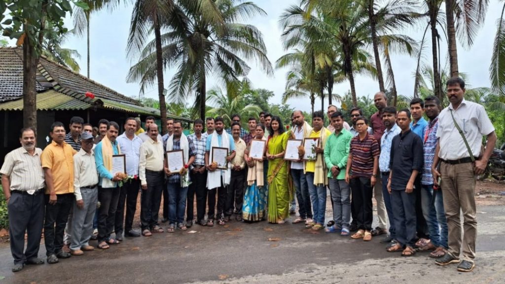 वाहनांसह पर्यटकांना जीवदान देणाऱ्या सात युवकांचा सन्मान !