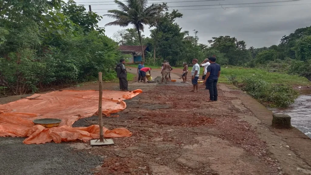 तेंडोली रवळनाथ मंदिरसमोरील खड्डे बुजवले ग्रामस्थांनी !