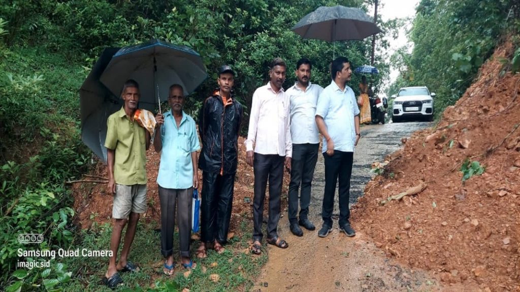 मुसळधार पावसामुळे नेरूर कांडरीवाडीत रस्त्यावर कोसळली दरड