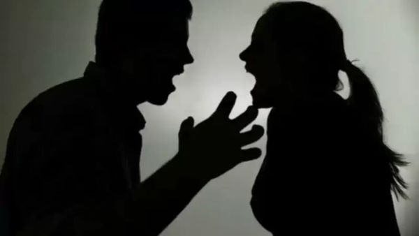 घरात कोयता ठेवण्यावरून पती-पत्नींमध्ये ‘वॉर’ War between husbands and wifes over keeping Koyta in the house