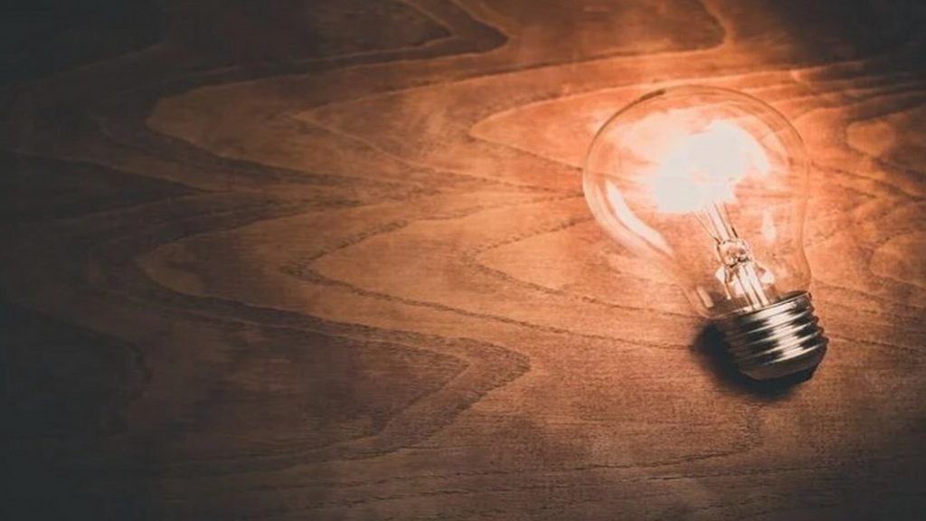 केर – भेकुर्लीच्या विद्युत वाहिन्या झाडींनी वेढल्या !