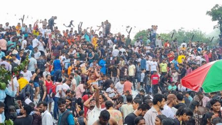 लोणावळा पर्यटकांनी हाऊसफुल्ल Lonavala is full of tourists