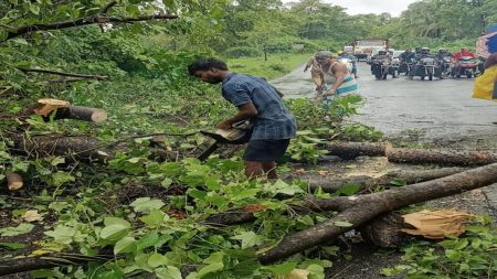 सावंतवाडी – बेळगाव आंतरराज्य महामार्ग पाऊण तास ठप्प