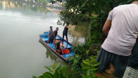 मोती तलावात बुडणाऱ्या वृद्धेसाठी ते बनले देवदूत !