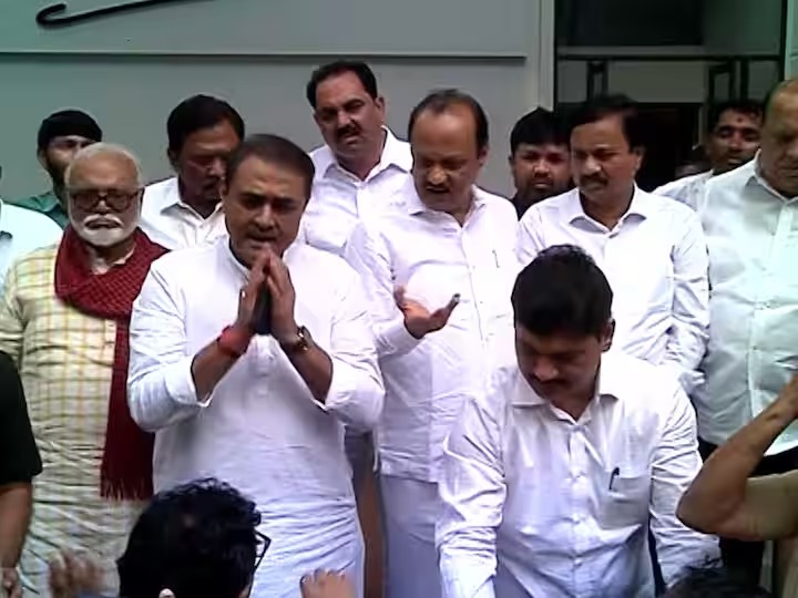 पक्ष एकसंघ ठेवण्यासाठी अजितदादा गटाची शरद पवारांना साद Ajit Pawar group met Sharad Pawar