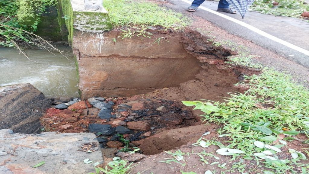 नेरूर जकात नजीकच्या पुलाची संरक्षक भिंत कोसळली