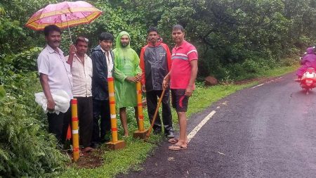 मळेवाड जकात नाका व्यापारी संघटनेमार्फत रस्त्याच्या बाजूला लावले रिप्लेक्टर