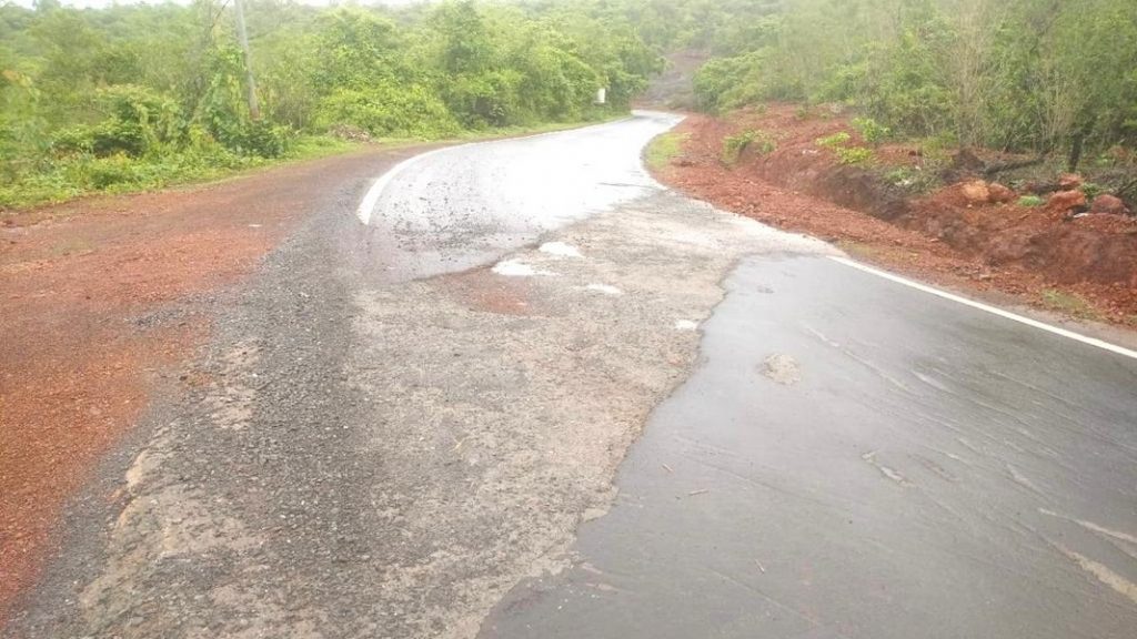 मळेवाड – आरोंदा येथील रस्त्यावर पडलेला खड्डा ठरतोय डोक्याला ताप !