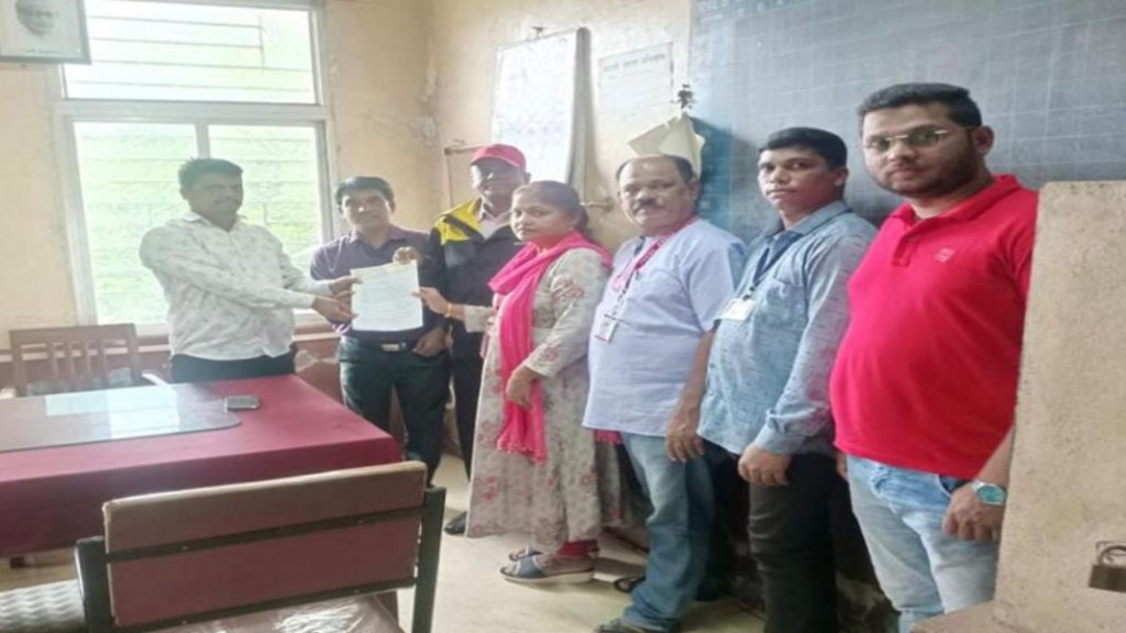 शालेय विद्यार्थिनींची पायपीट थांबवण्यासाठी बांदा- शिरोडा बसची वेळ बदला