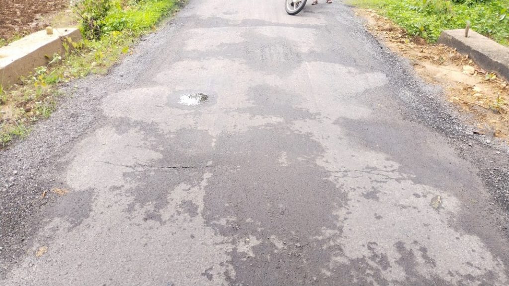 ओटवणे मुख्य मार्गावरील दोन्ही मोऱ्यांचा पृष्ठभाग पहिल्याच पावसात खचला