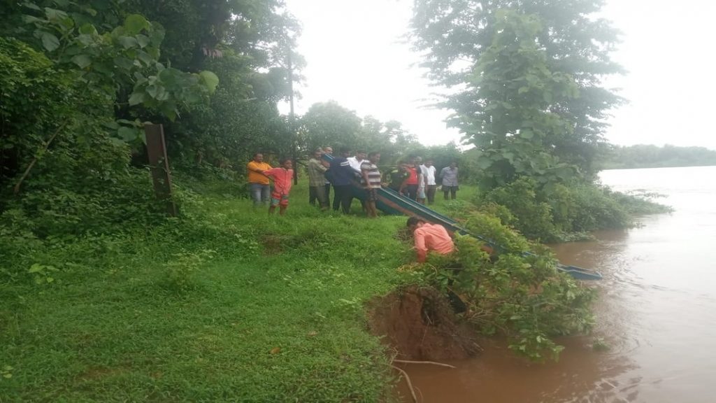 पराड नदी किनाऱ्याचा भाग खचला | नजीकच्या घरांना धोका