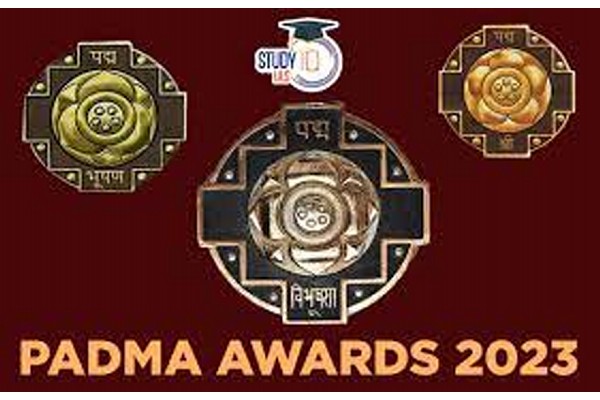 पुरस्कार देताना लेखी मान्यता पत्र घ्या Take a written acknowledgment while awarding