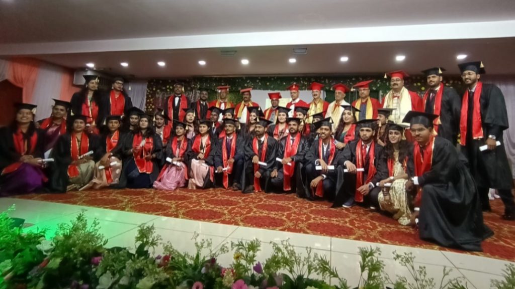 भाईसाहेब सावंत आयुर्वेद महाविद्यालयाच्या दीक्षांत समारंभात 40 जणांना बी. ए. एम .एस पदवी प्रदान