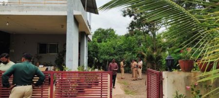 जिल्ह्यातील पोलीस कराडात दाखल, जबरी चोरीच्या घटनेने खळबळ Forcible theft in Karad, district police entered the spot