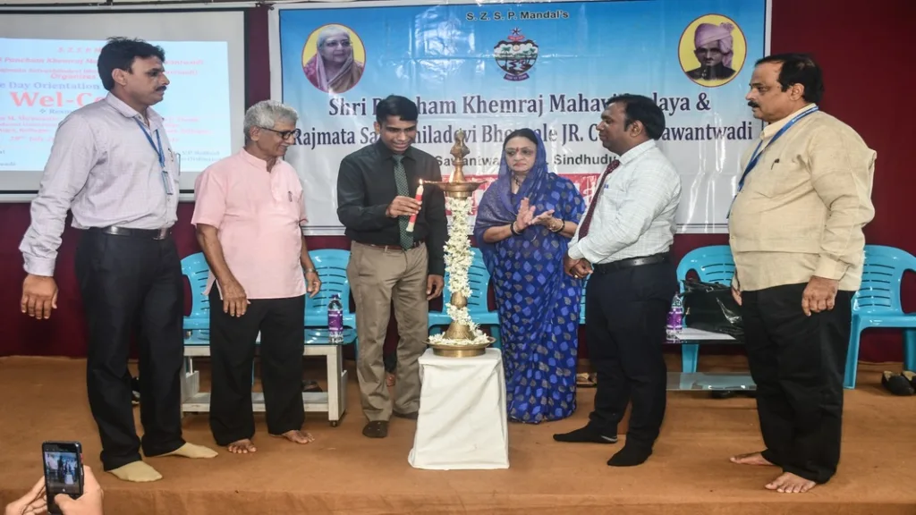 ज्याच्याकडे ज्ञान जास्त , तो जगातला सर्वात श्रीमंत !