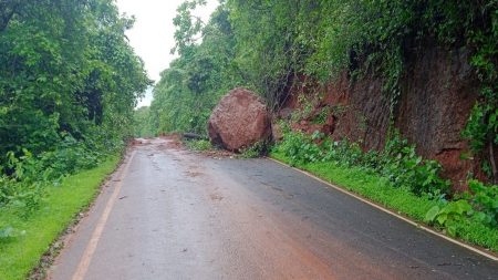 रेडी- रेवस सागरी महामार्ग -दरड कोसळल्यामुळे ठप्प !