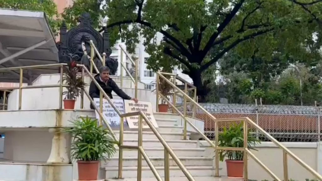 विधानभवन परिसरात भरपावसात आ. रोहित पवारांचे आंदोलन Rohit Pawar's protest in Vidhan Bhavan area