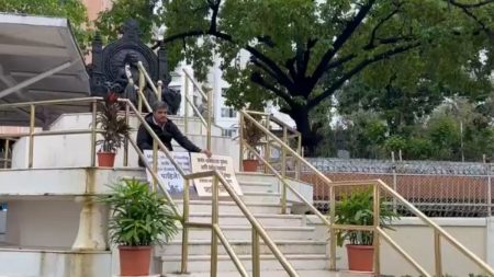 Rohit Pawar's protest in Vidhan Bhavan area