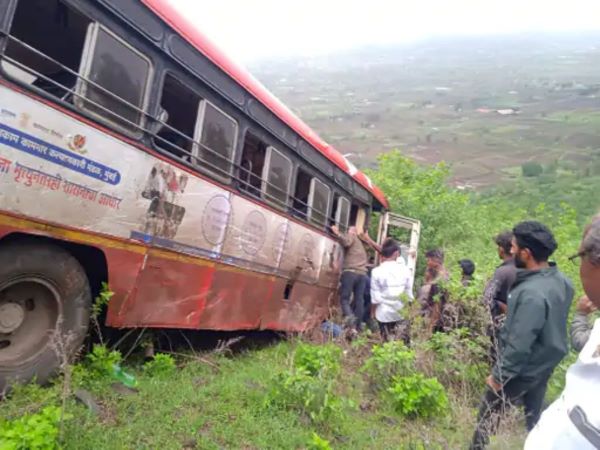 सप्तश्रृंगी गडावरून बस 400 फूट दरीत कोसळली, 1 ठार 21 जखमी nashik saptshrungi gad bus accident