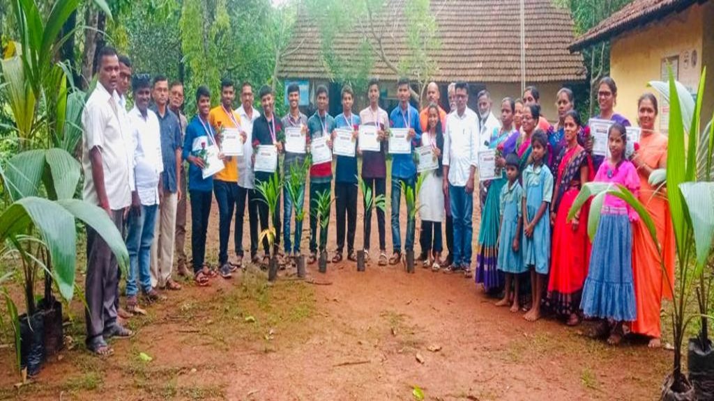 ग्रामपंचायत गुळदुवेच्या वतीने दहावी – बारावी परीक्षेत उत्तीर्ण विद्यार्थ्यांचा सत्कार