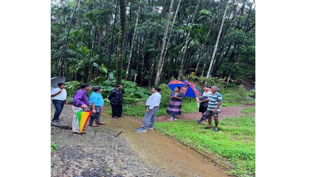 इथे राहायला वाटते भीती । आमचे तात्पुरते पुनर्वसन करा