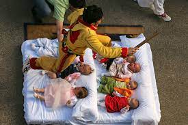 मुलांवरून उडी मारतात सैतान Satan jumps over children