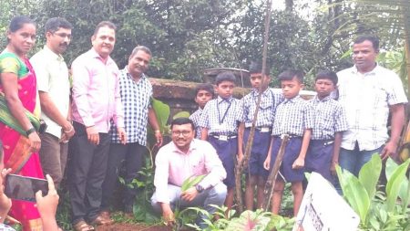 मळेवाड येथे तहसिलदार श्रीधर पाटील यांच्या हस्ते वृक्षारोपण