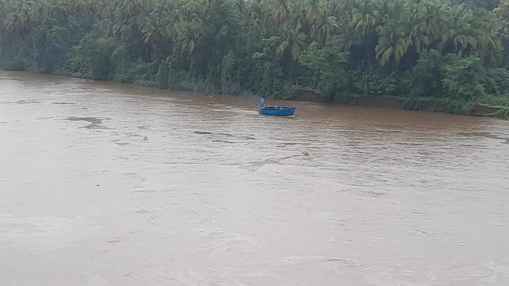 सातार्डा येथे रेड अलर्ट मध्येही वाळू उत्खनन !