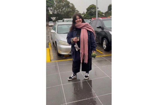 टॉयलेट्सना रेटिंग देणारी युवती