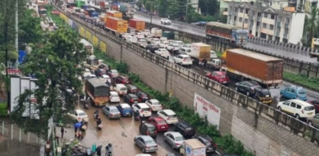 मुंबई-बेंगळूर महामार्गावर वाहतूक कोंडी, पुण्यात 3 किमीपर्यंत वाहनांच्या रांगा Traffic jam on Mumbai-Bangalore highway