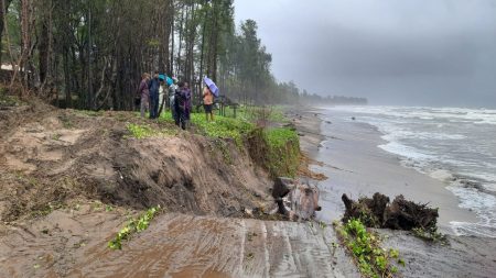 मधली तोंडवळीला समुद्राच्या उधाणाचा फटका