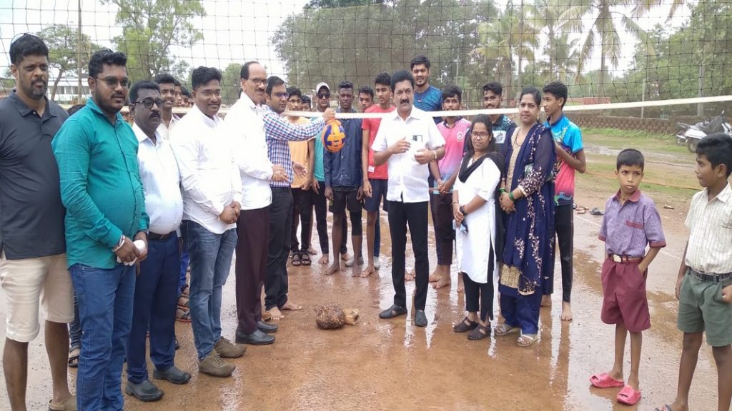 शिक्षणमंत्री दिपक केसरकर यांच्या वाढदिवसानिमित्त खुल्या हाँलीबाँल स्पर्धेचे उद्घाटन