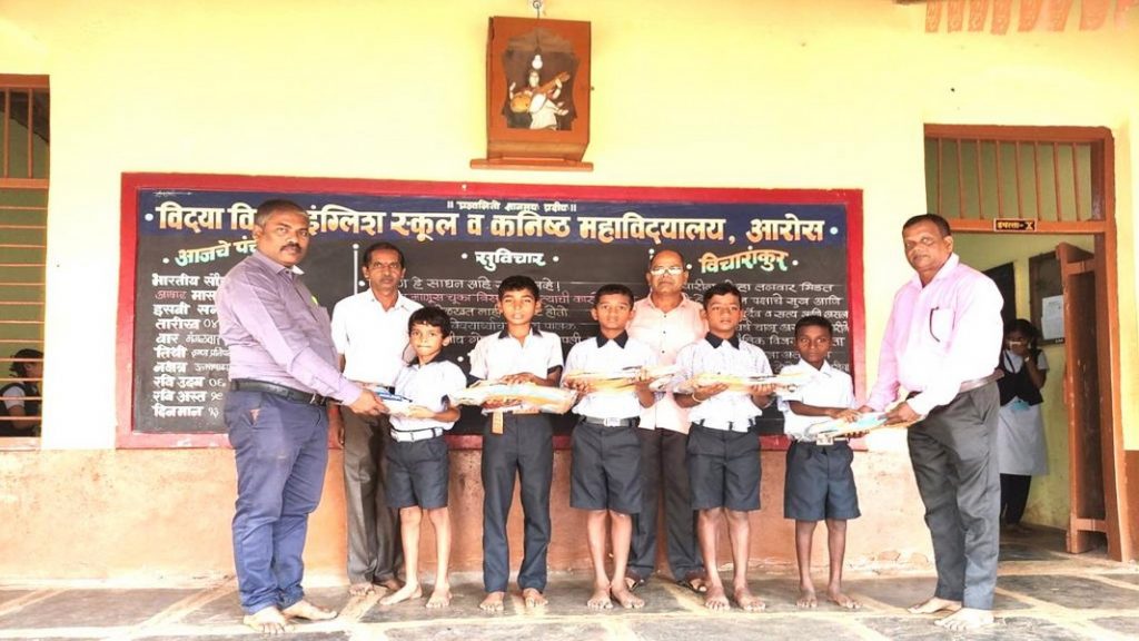 विद्या विहारमधील मुलांना शैक्षणिक साहित्य वाटप