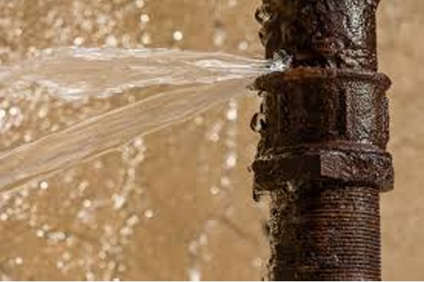 दक्षिण विभागात पाणीपुरवठ्यात व्यत्यय पाईपलाईनची गळती काढण्याचे काम