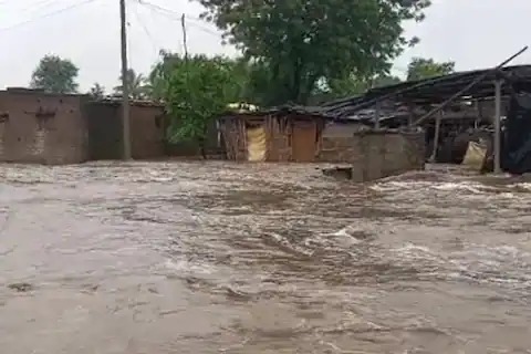 यवतमाळमध्ये पुराच्या पाण्यात 45 जण अडकले, लष्कराच्या हेलिकॉप्टर्सचे रेस्क्यू ऑपरेशन 45 people trapped in flood water in Yavatmal,