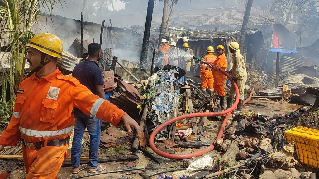कळंगुट येथील झोपडपट्टीत अग्नितांडव Fire breaks out in a slum in Calangute