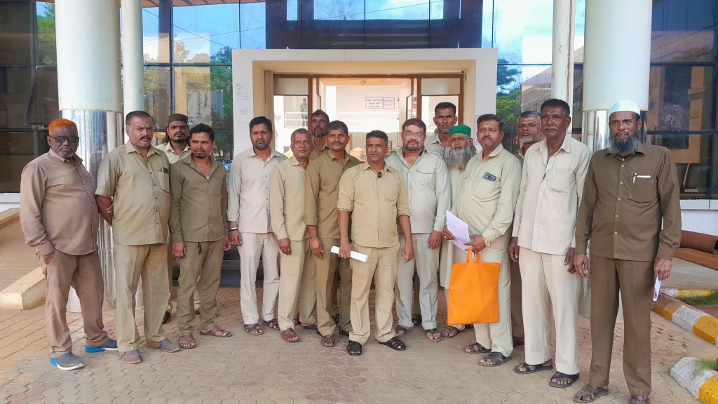 पोलिसांनी त्रास देताच रिक्षाचालकांची मनपाकडे धाव As soon as the police harassed them, the rickshaw pullers ran towards the municipality