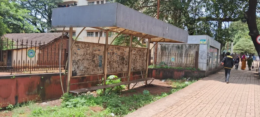 प्रवाशाविना बसथांबा बनला कचराकुंडी A bus stop has become a garbage dump without passengers