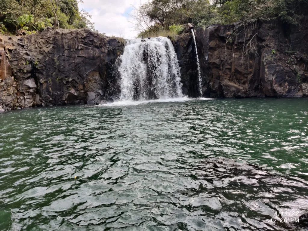 Due to successive holidays, tourist spots flourish