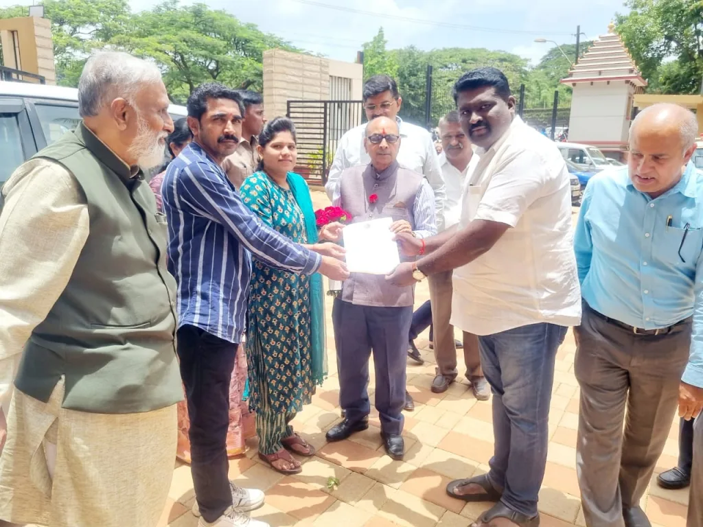 मराठी भाषिकांना मूलभूत अधिकार द्या Give basic rights to Marathi speakers