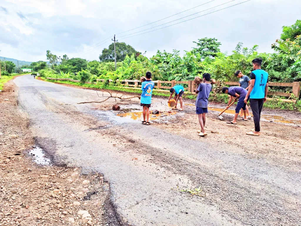 अखेर विद्यार्थ्यांनी बुजविले पुलावरील खड्डे Finally the students put out the potholes on the bridge