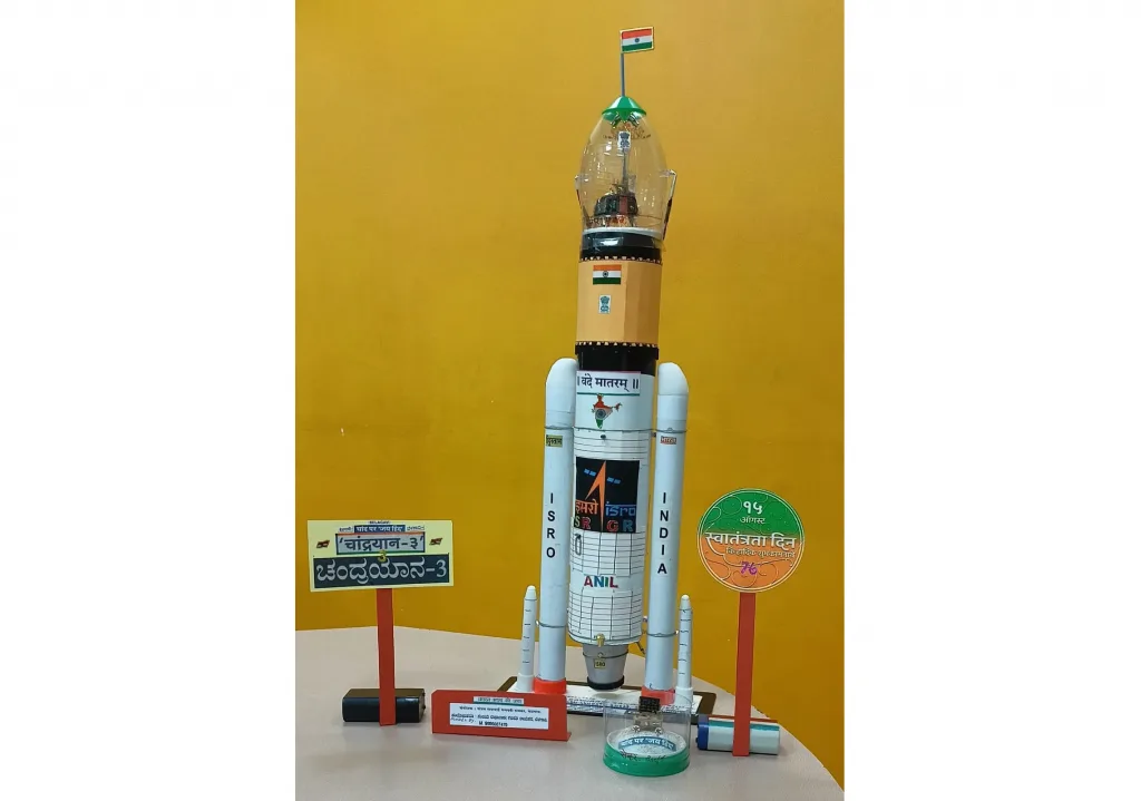 संजय रायकर यांनी साकारली चांद्रयानची हुबेहूब प्रतिकृती An exact replica of Chandrayaan made by Sanjay Raikar