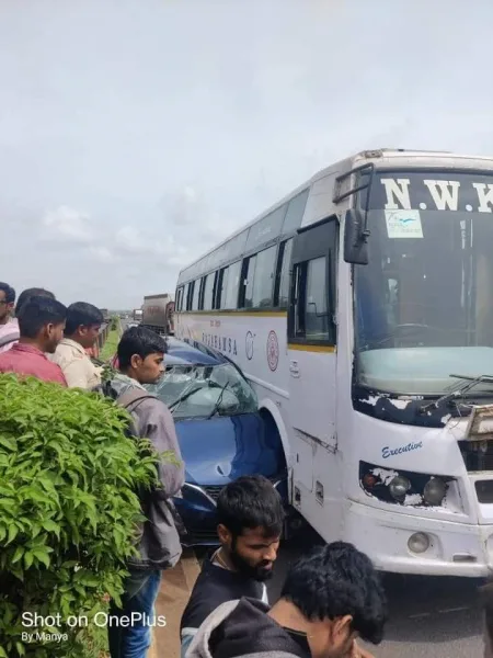 सरकारी बसला भरधाव कारची धडक car collided with a government bus