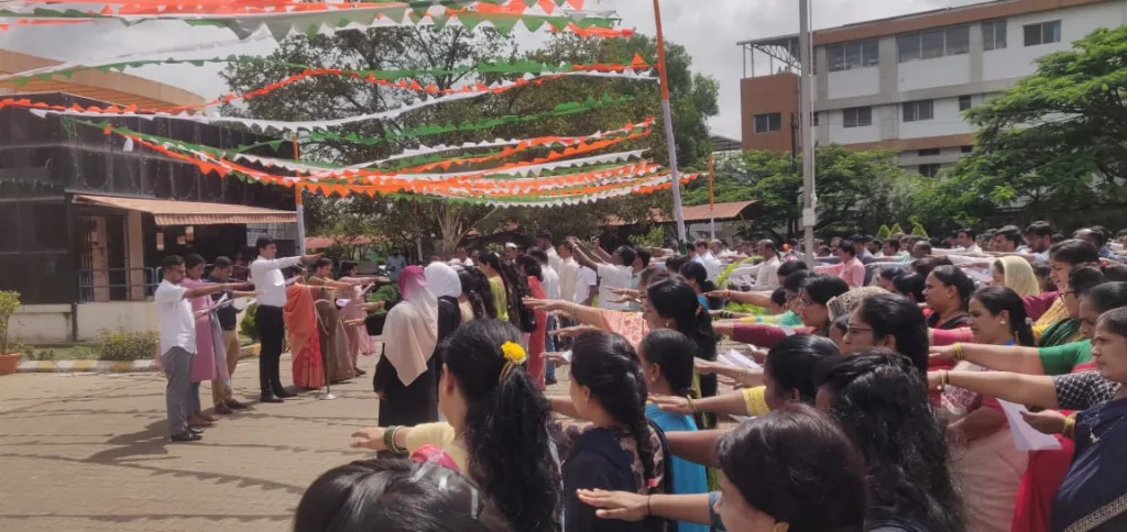 देशाच्या अखंडतेसाठी महापौरांसह इतरांनी घेतली शपथ Mayor and others took oath for the integrity of the country