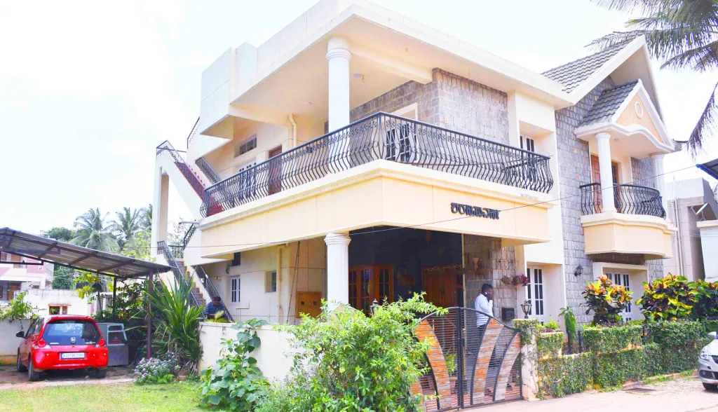 मनपाच्या साहाय्यक आयुक्तांवर लोकायुक्तांचे छापे Lokayukta police conducts raid at the house of Belgaum