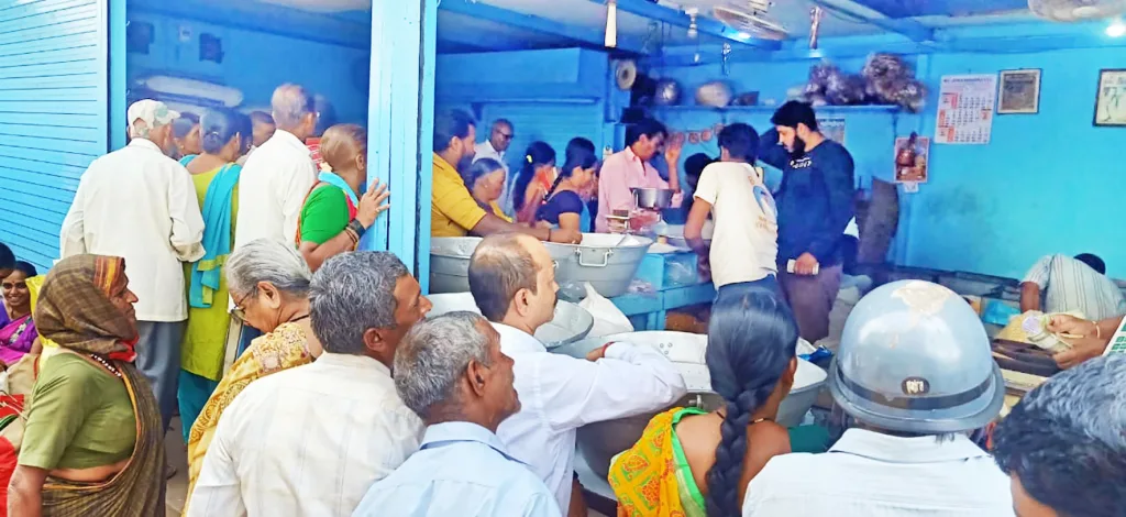 नागपंचमीच्या सणासाठी बाजारपेठेला बहर श्रावणाची लगबग, खरेदीसाठी गर्दी people are flocking to the market to buy the festival essentials.