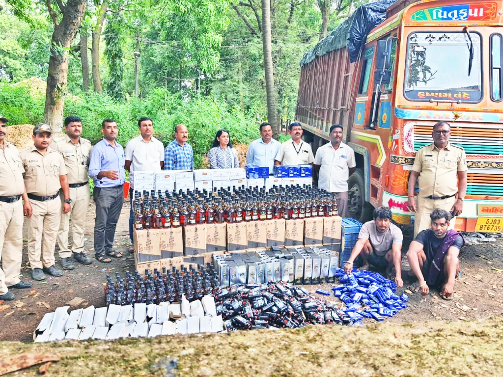 कणकुंबीजवळ 27 लाखाचा दारूसाठा जप्त Excise officials have arrested two people with a liquor stock worth 27 lakhs in a truck for transporting illegal liquor.