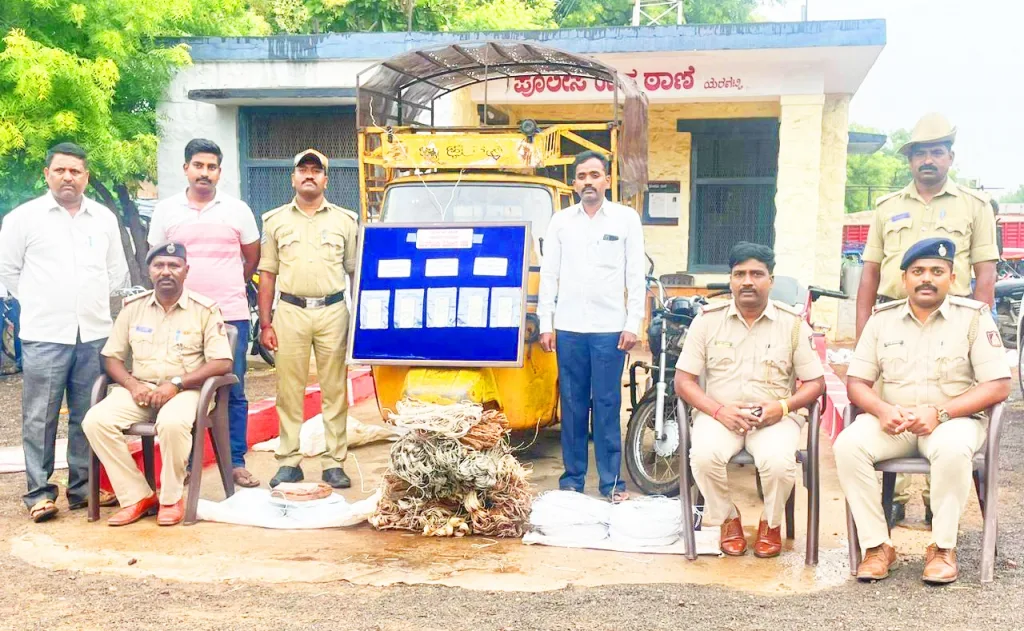 इलेक्ट्रिक दुकानात चोरी करणाऱ्या त्रिकुटाला मुरगोड पोलिसांकडून अटक A trio who stole copper wires from an electrical shop has been arrested by the Murgod police